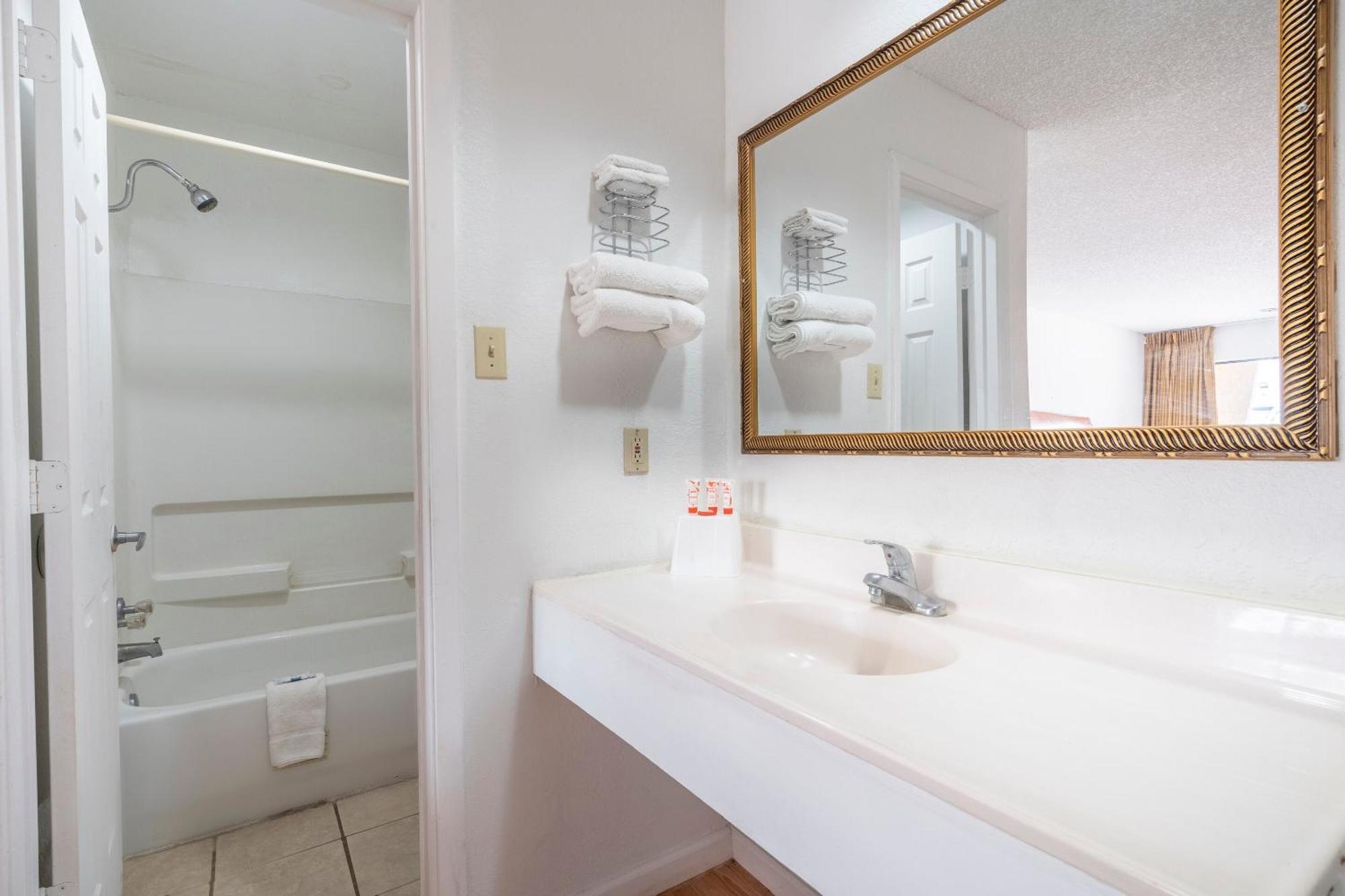 Oyo Hotel Groesbeck Экстерьер фото